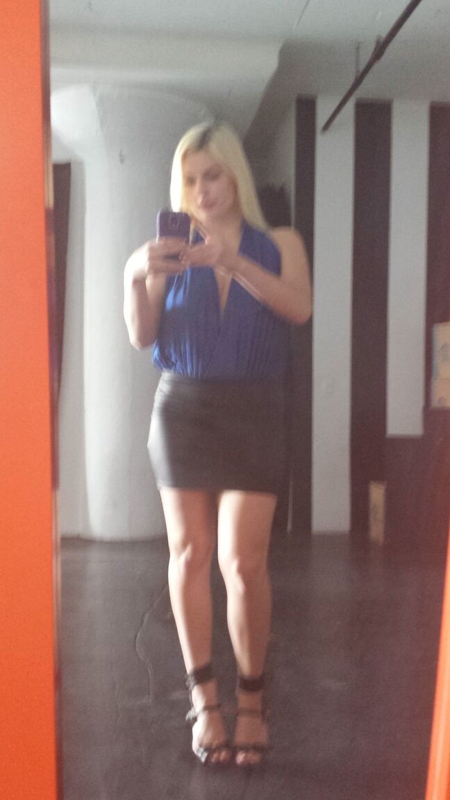 15P Rubia amateur se hace selfies desnuda y semidesnuda frente a los espejos de la casa