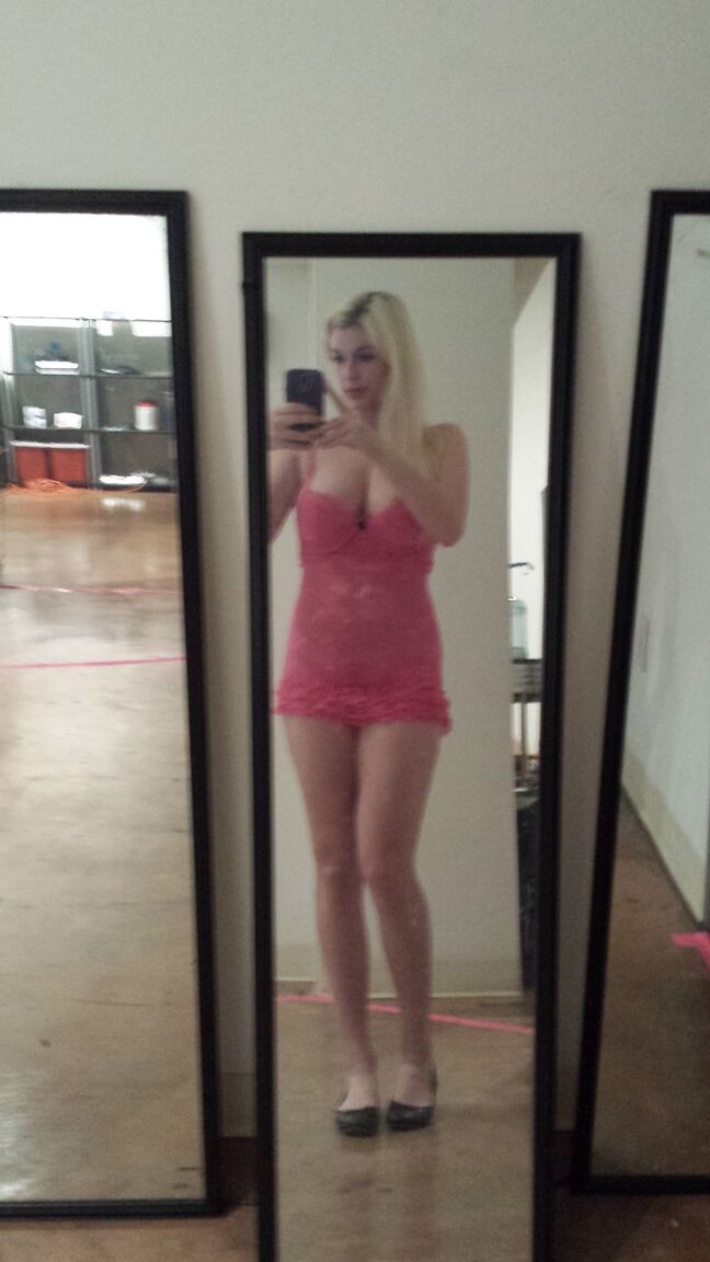 15P Rubia amateur se hace selfies desnuda y semidesnuda frente a los espejos de la casa