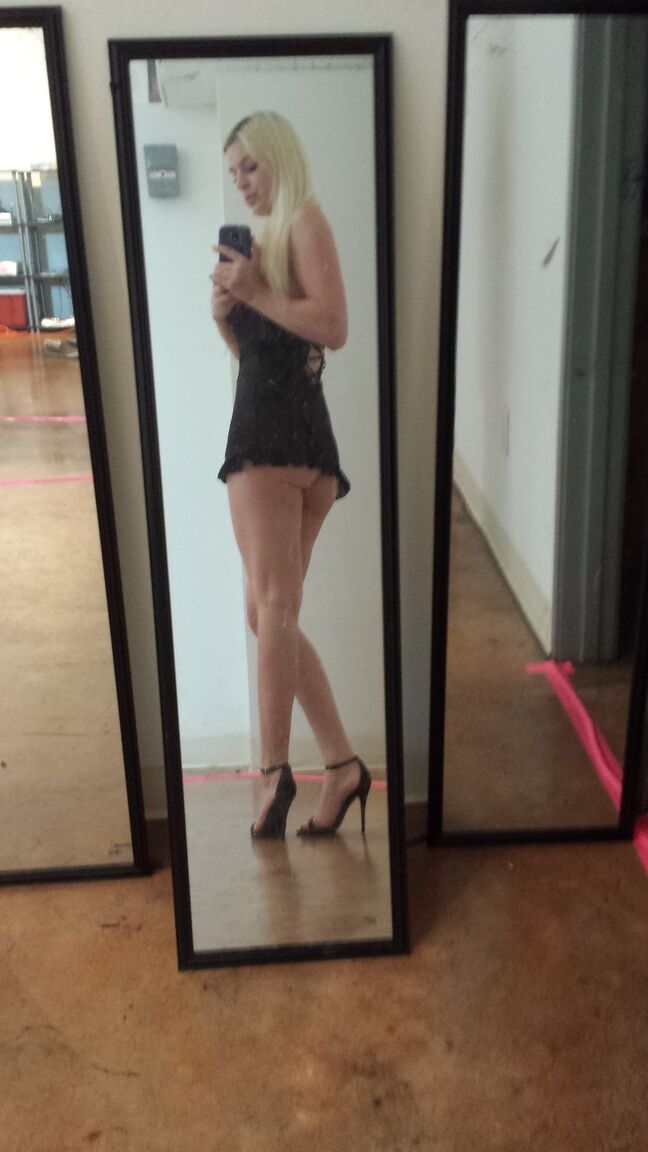 15P Rubia amateur se hace selfies desnuda y semidesnuda frente a los espejos de la casa