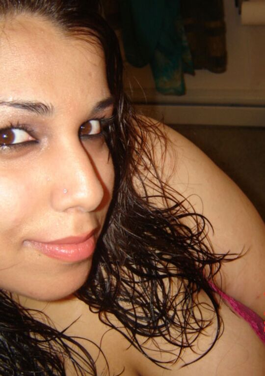 10P Images assorties d'une indienne aux gros seins nue