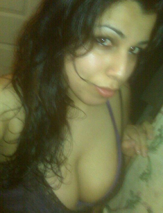 10P Images assorties d'une indienne aux gros seins nue