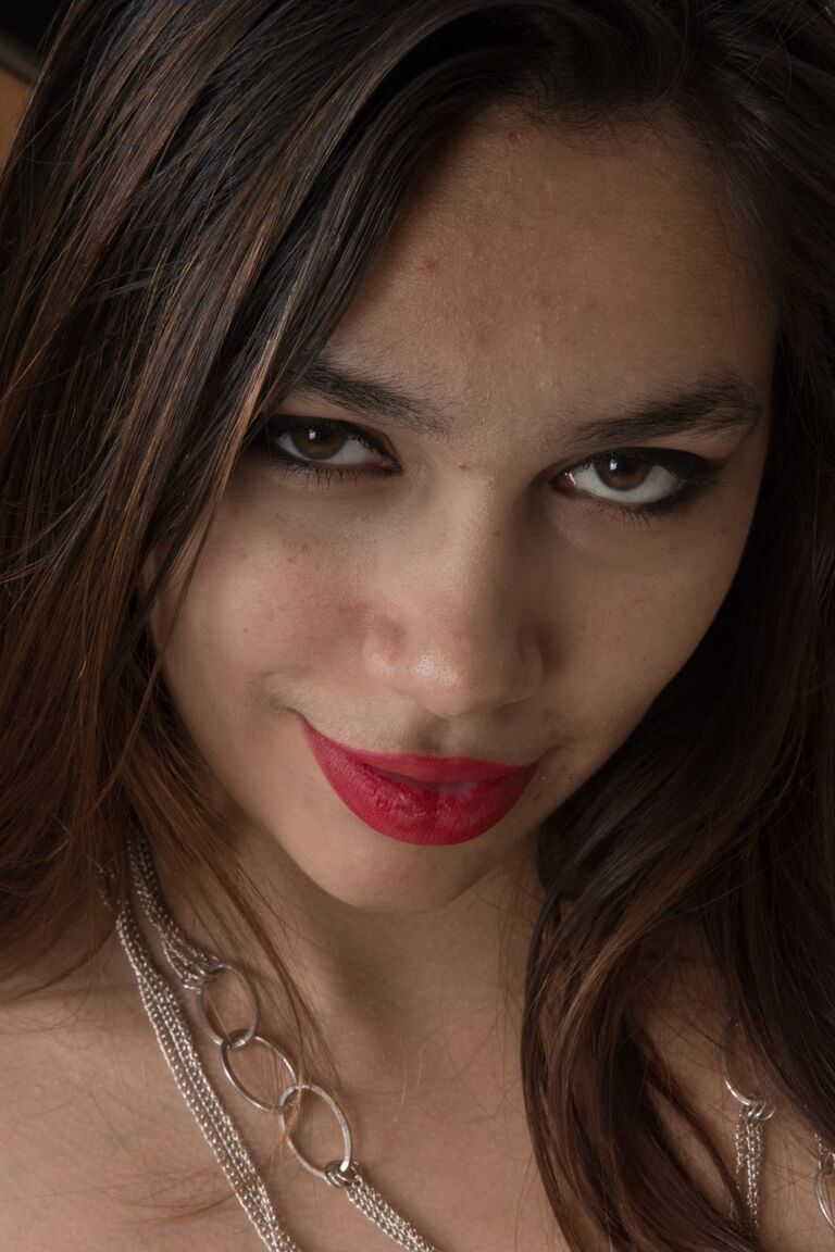 21P Victoria Marie, une jeune femme poilue et exotique, se déshabille et montre sa chatte dans les escaliers.
