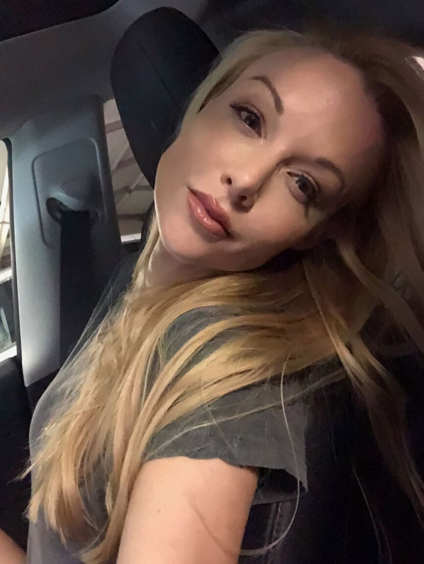 20P Rubia americana con grandes tetas Kayden Kross hace alarde de sus largos y duros pezones