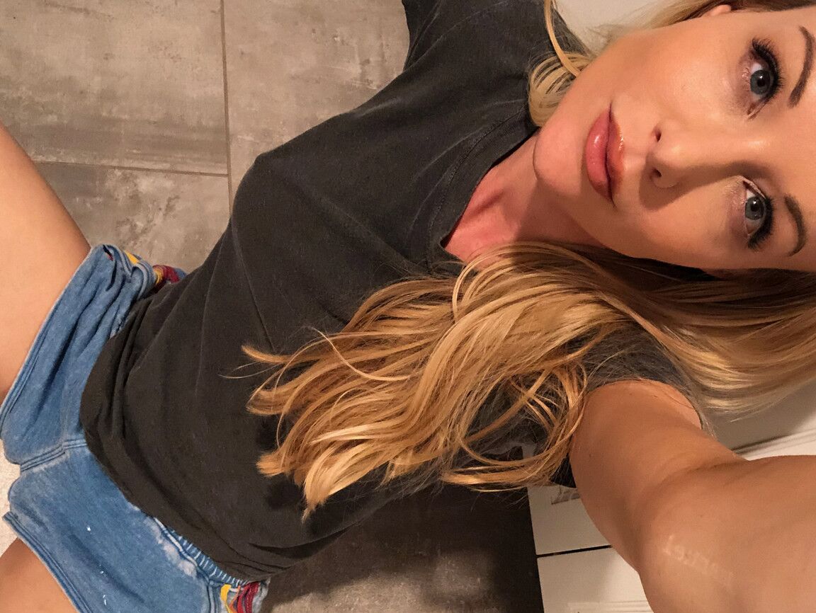20P Rubia americana con grandes tetas Kayden Kross hace alarde de sus largos y duros pezones