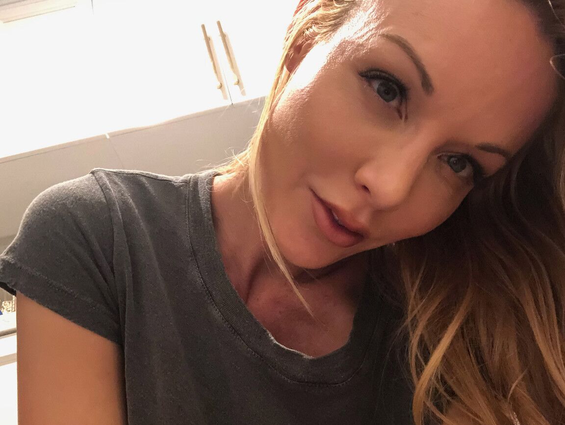 20P Rubia americana con grandes tetas Kayden Kross hace alarde de sus largos y duros pezones