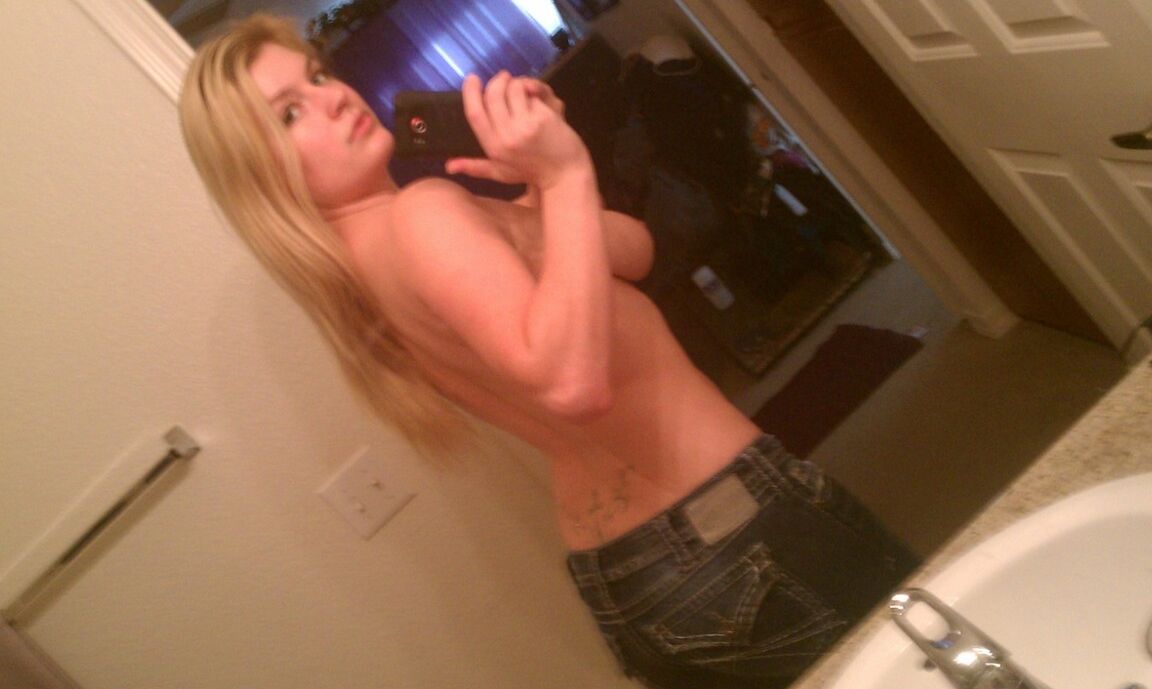 15P Die vollbusige blonde Amateurin Danielle macht zu Hause nackte Selfies