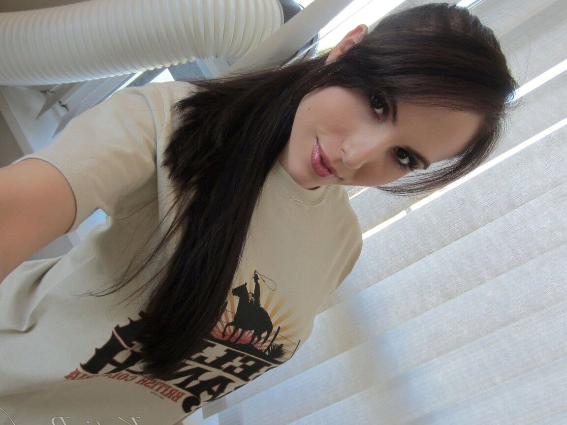 15P Fotos de selfies gostosas dos seios borbulhantes de Katie Banks e seus grandes mamilos duros