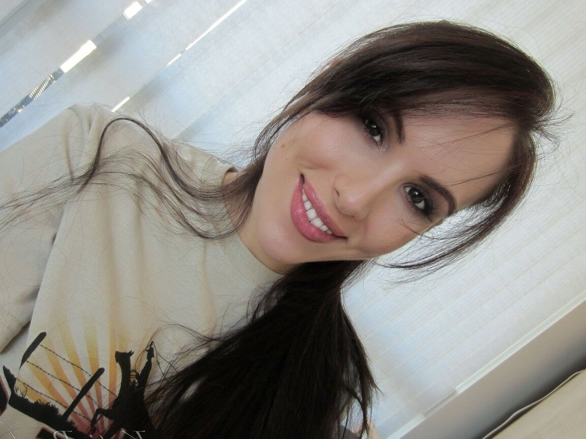 15P Fotos de selfies gostosas dos seios borbulhantes de Katie Banks e seus grandes mamilos duros
