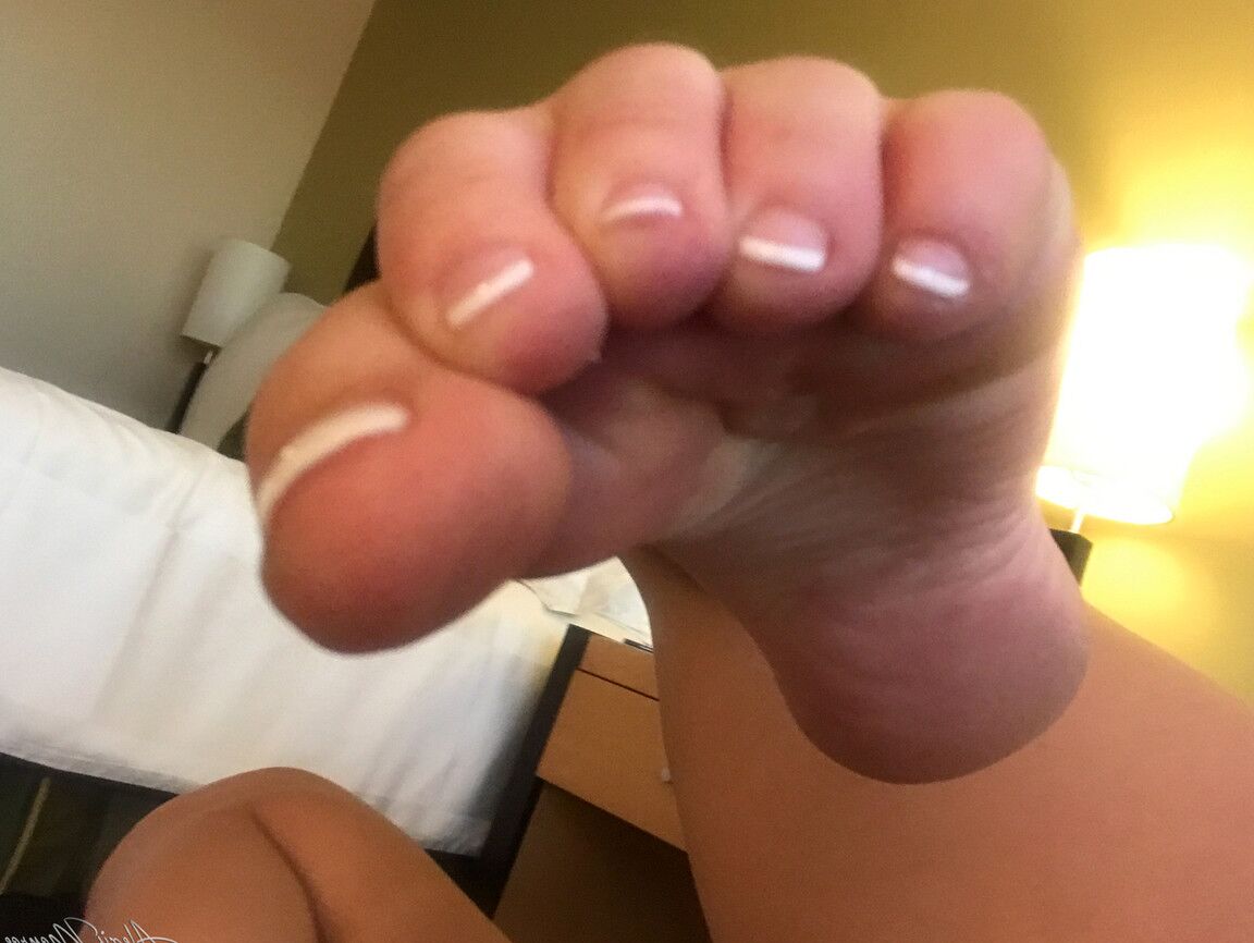 15P Flexible blonde chick Alexis Monroe licks her own toes while taking selfies