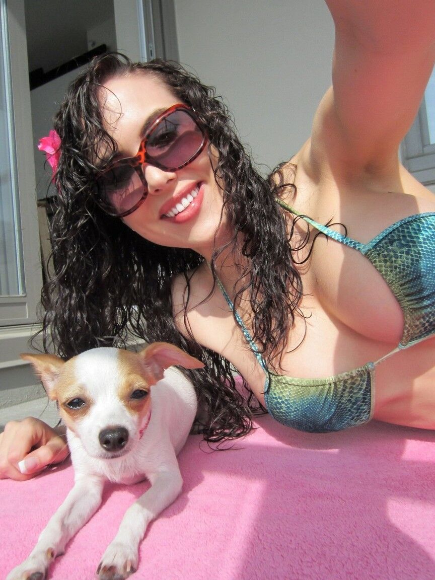 15P A amadora gostosa Katie Banks tira uma foto de seus peitos grandes e atraentes