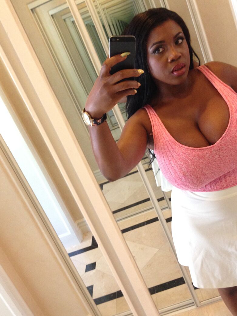 16P Madura gorda MILF Maserati XXX descobre seus enormes seios flácidos para lamber os mamilos