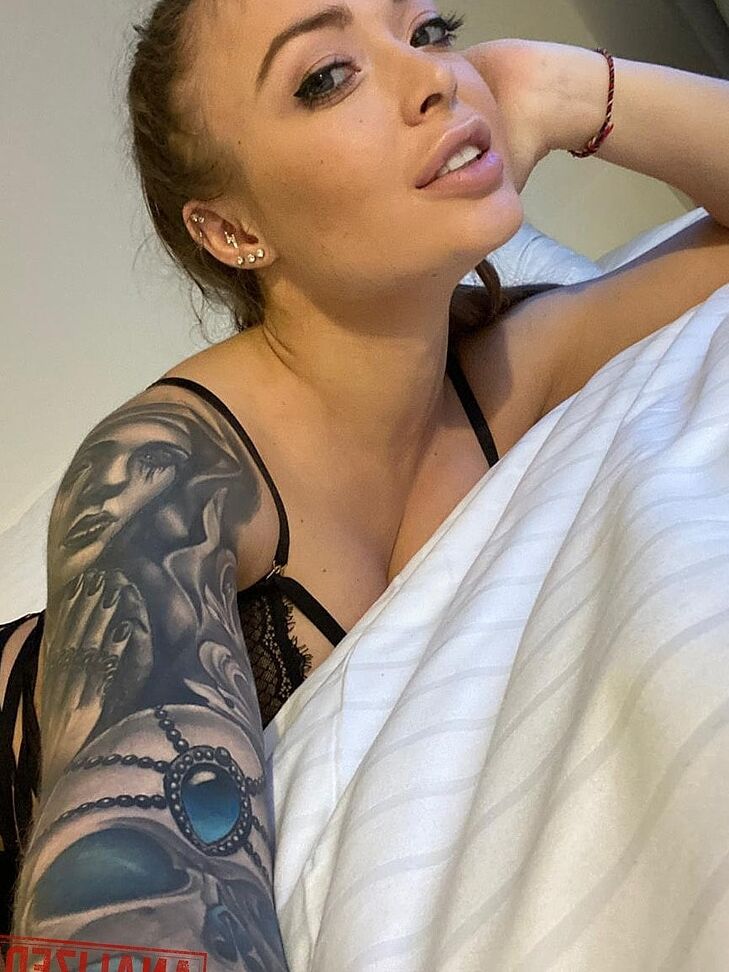 Das 20P-Russinnenbaby Misha Maver zeigt ihre großen Titten, Tattoos und Posen