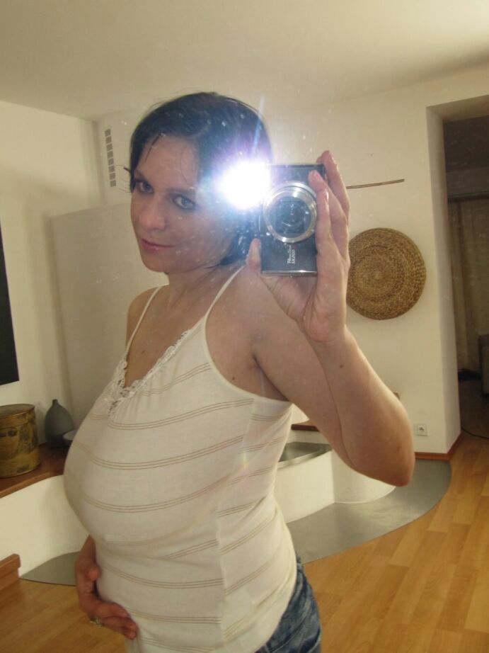 16P Grosse fille en jeans exposant ses seins flasques et s'imaginant