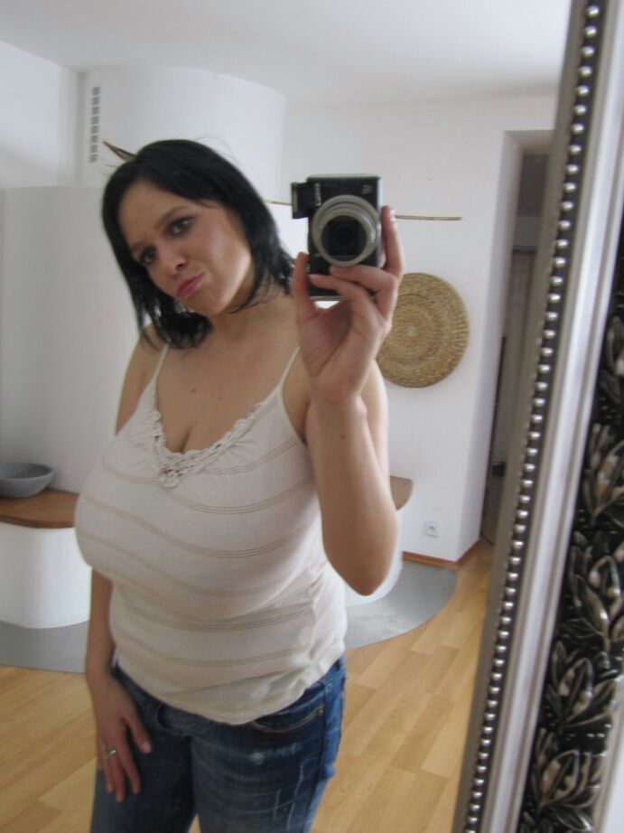16P Grosse fille en jeans exposant ses seins flasques et s'imaginant