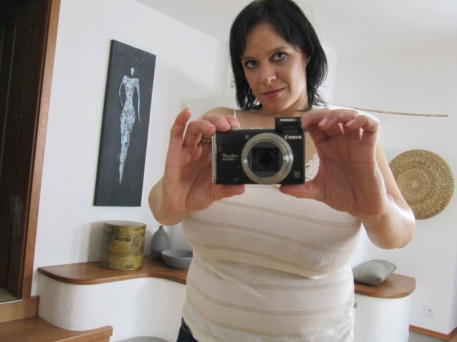 16P Grosse fille en jeans exposant ses seins flasques et s'imaginant