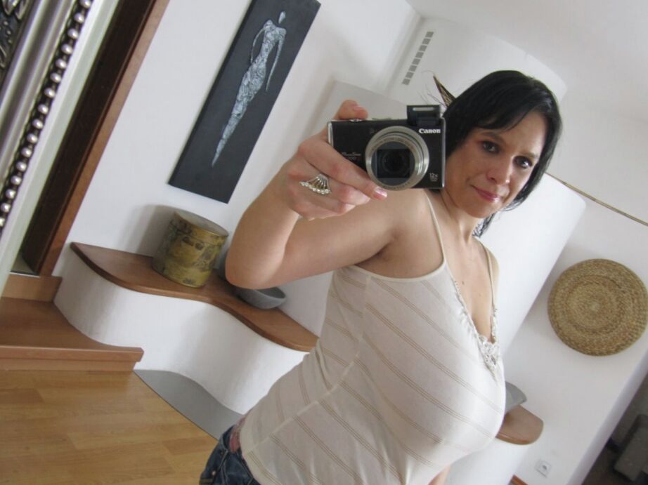 16P Grosse fille en jeans exposant ses seins flasques et s'imaginant