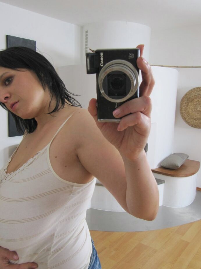 16P Grosse fille en jeans exposant ses seins flasques et s'imaginant
