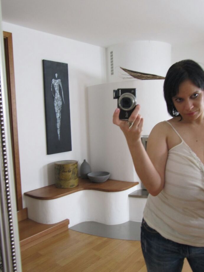 16P Grosse fille en jeans exposant ses seins flasques et s'imaginant