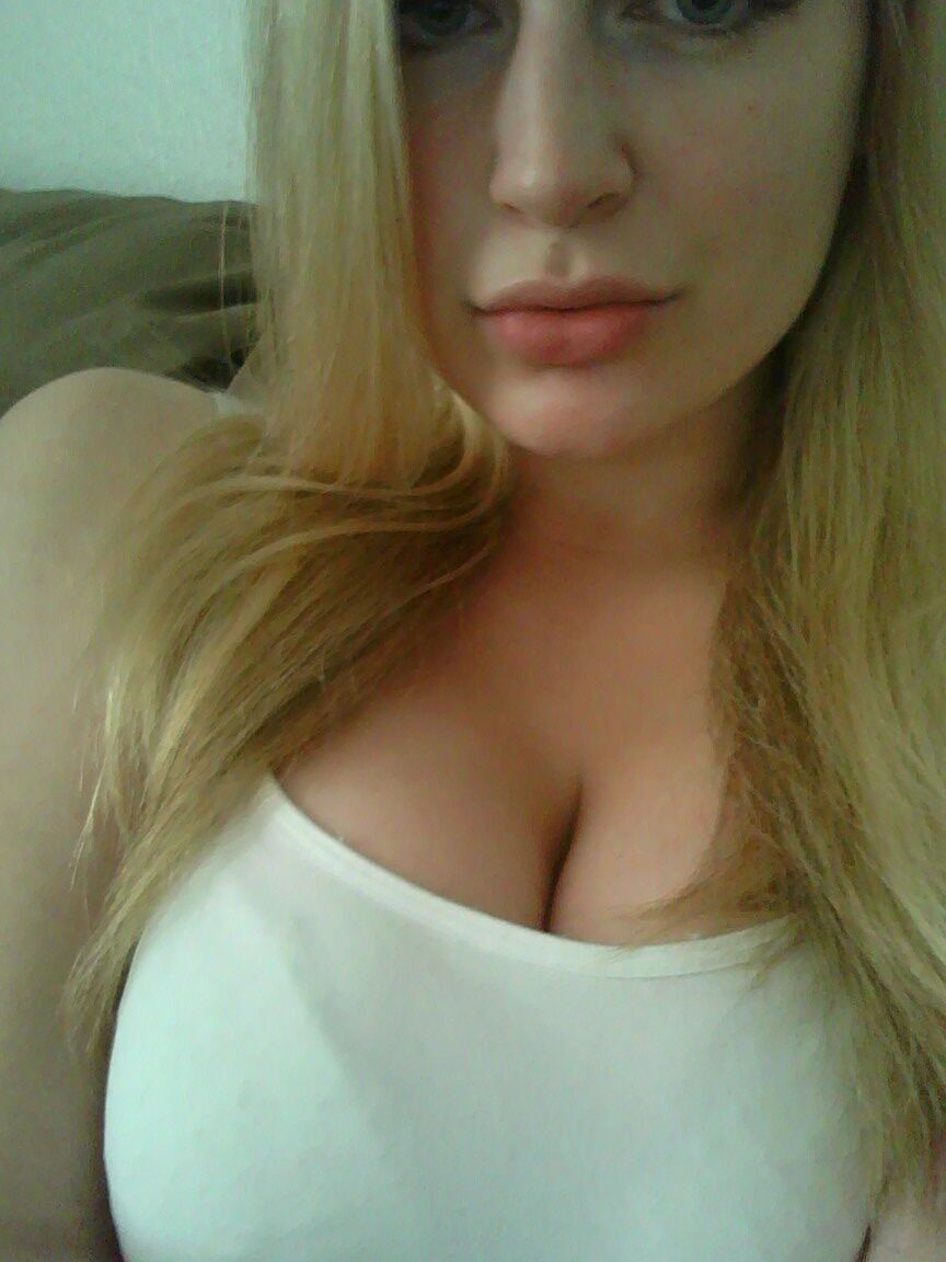 15P Chica rubia se toma selfies sin desnudos en varios lugares de su casa