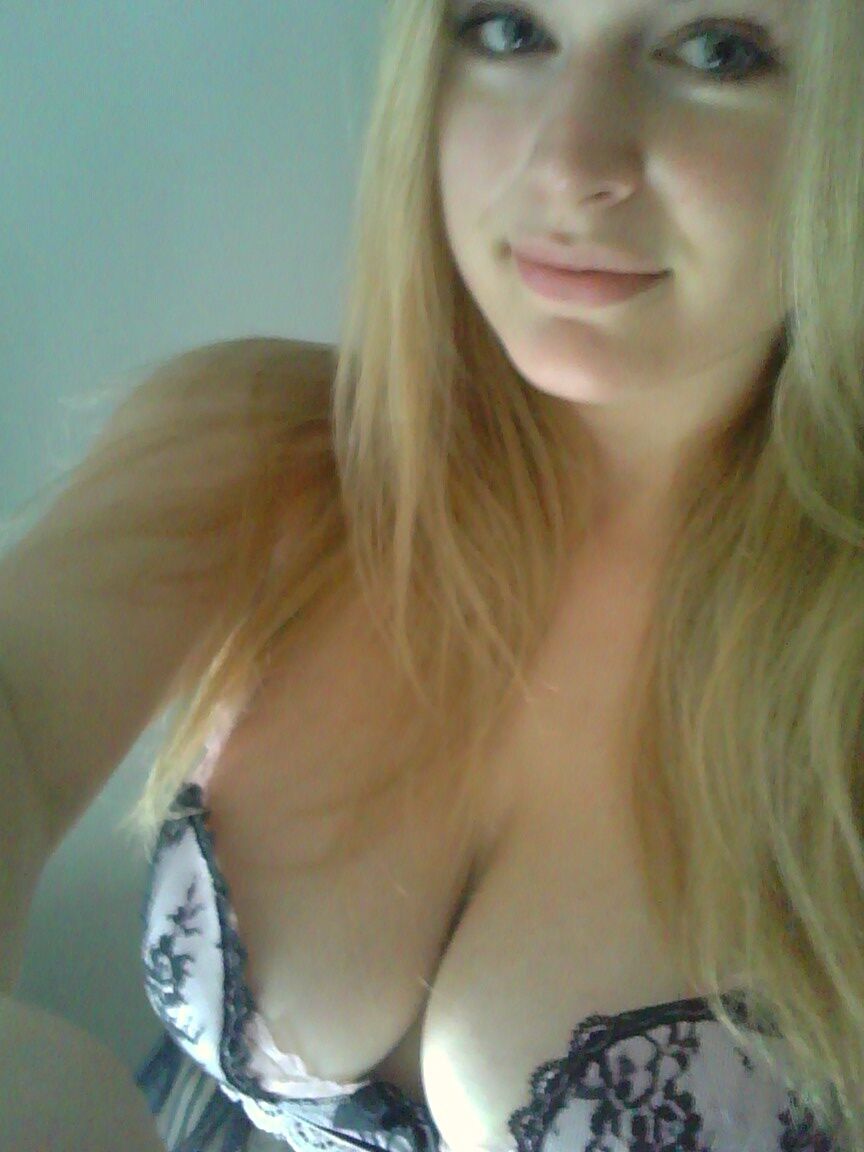 15P Chica rubia se toma selfies sin desnudos en varios lugares de su casa