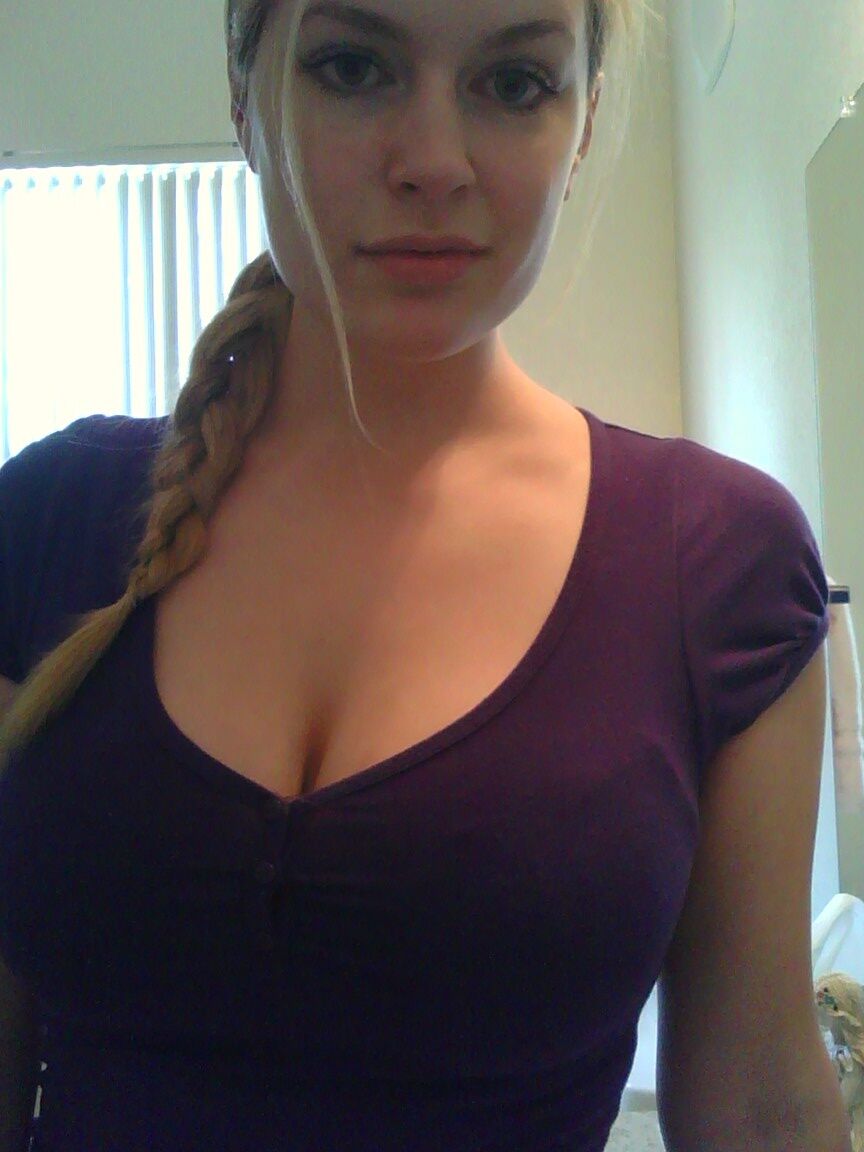 15P Chica rubia se toma selfies sin desnudos en varios lugares de su casa