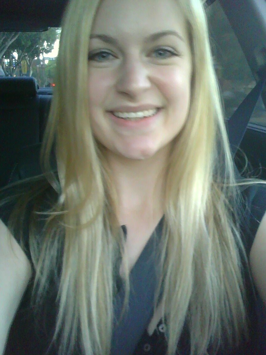 15P Chica rubia se toma selfies sin desnudos en varios lugares de su casa
