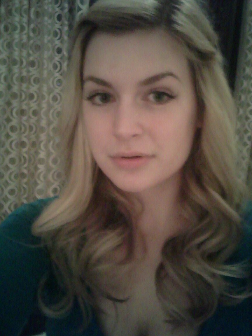15P Chica rubia se toma selfies sin desnudos en varios lugares de su casa