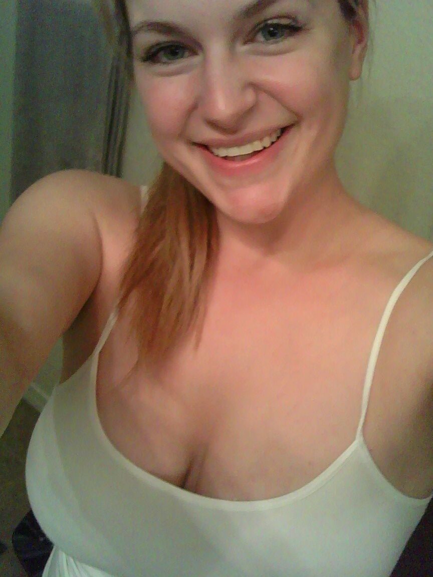 15P Chica rubia se toma selfies sin desnudos en varios lugares de su casa