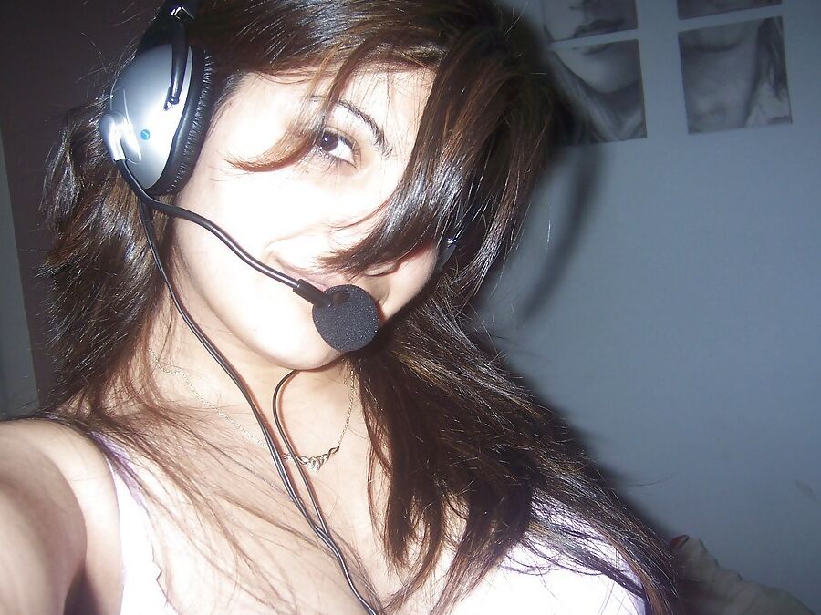 10P Garota indiana remove o fone de ouvido antes de tirar selfies de seus peitos grandes