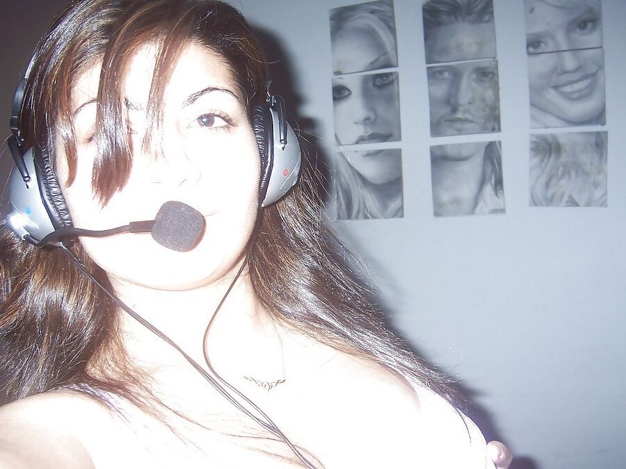 10P Garota indiana remove o fone de ouvido antes de tirar selfies de seus peitos grandes