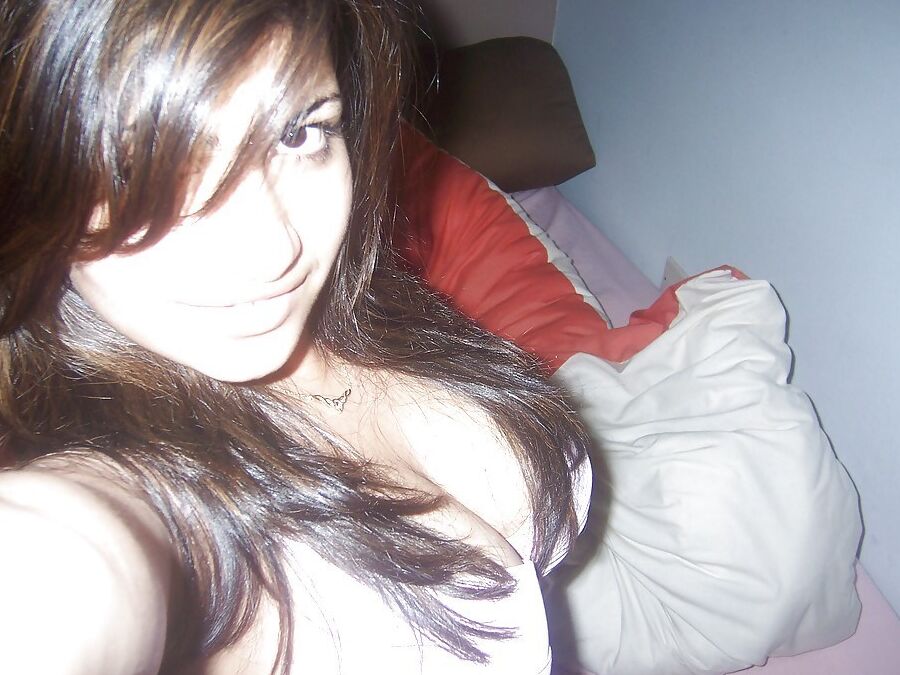 10P Garota indiana remove o fone de ouvido antes de tirar selfies de seus peitos grandes