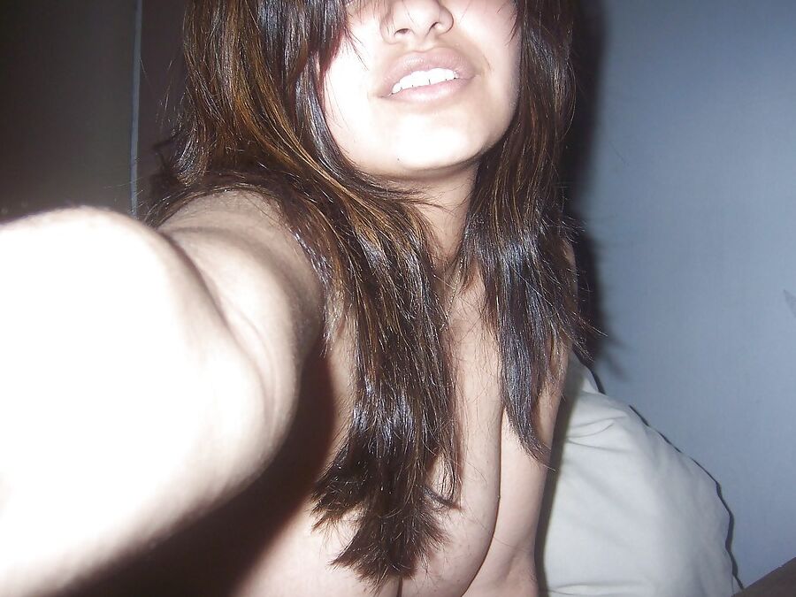 10P Garota indiana remove o fone de ouvido antes de tirar selfies de seus peitos grandes