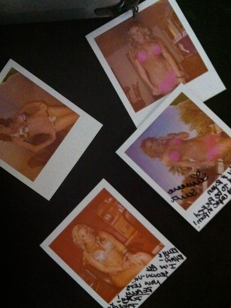 20P La bella rubia Samantha Saint muestra sus tetas y posa frente al espejo