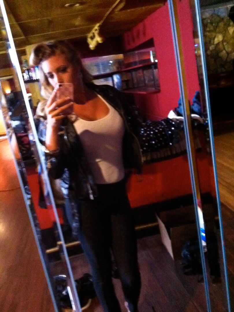 20P La bella rubia Samantha Saint muestra sus tetas y posa frente al espejo