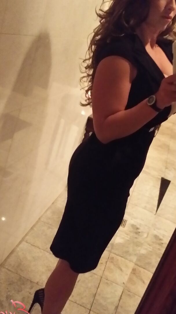 15P La estrella porno MILF Eva Notty se toma fotos desnuda mientras pasa el rato en casa
