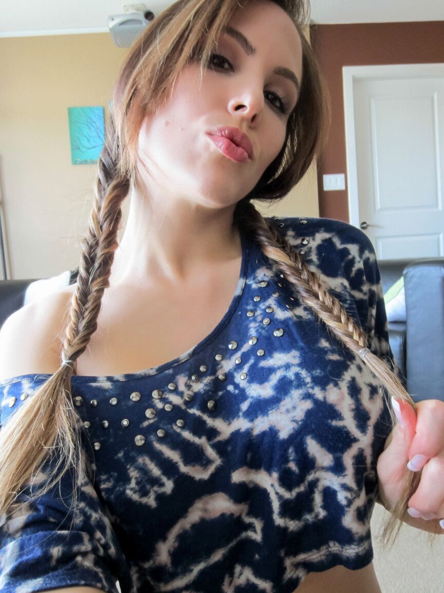 15P Pigtail adornada amadora Katie Banks tira selfies enquanto brinca com brinquedos sexuais