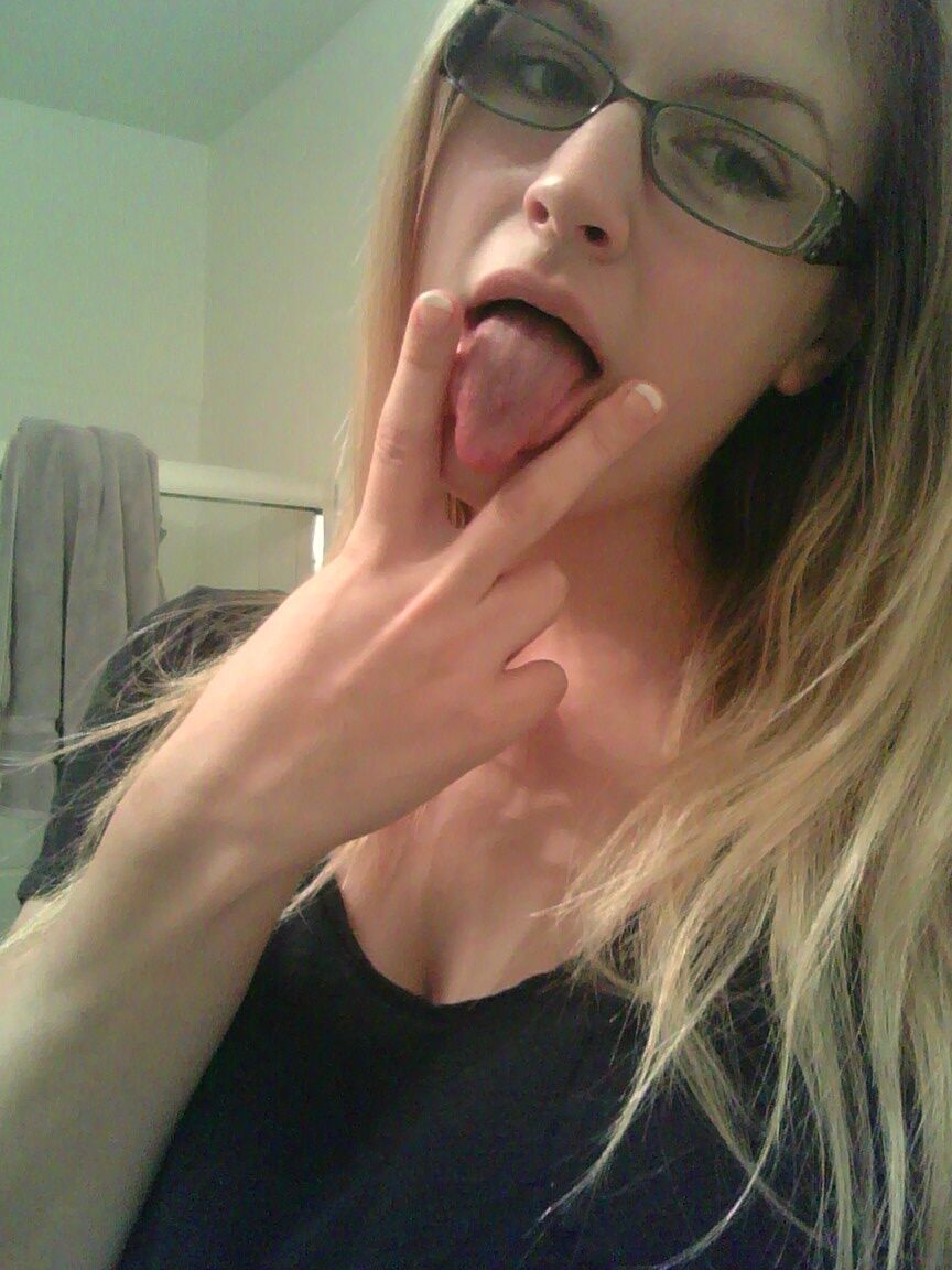 15P Bond amador Danielle tira fotos espontâneas em casa durante a ação SFW
