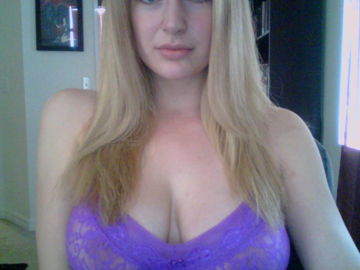 15P Bond amador Danielle tira fotos espontâneas em casa durante a ação SFW