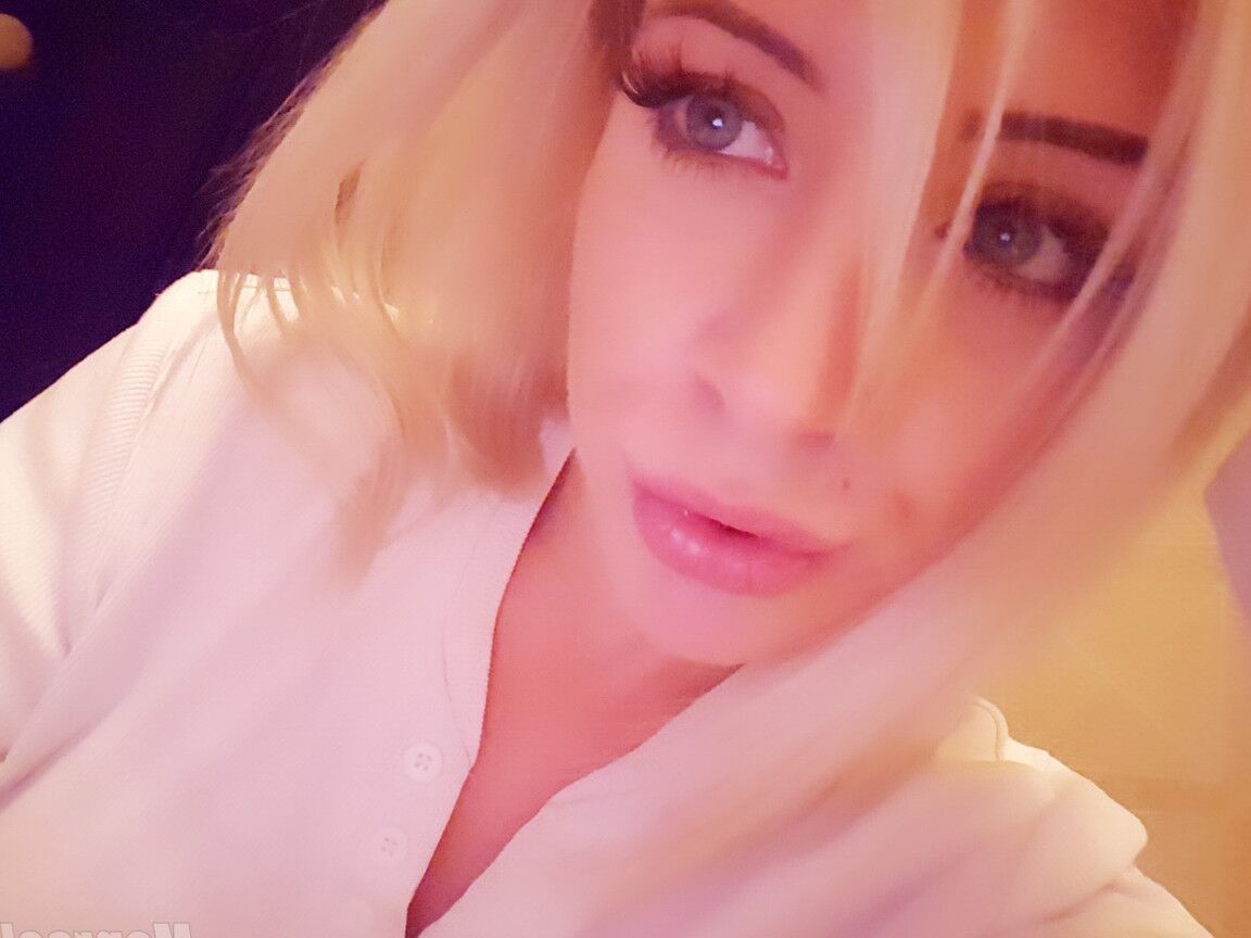 15P A loira peituda Monroe Lee mostra sua bunda linda enquanto tira selfies