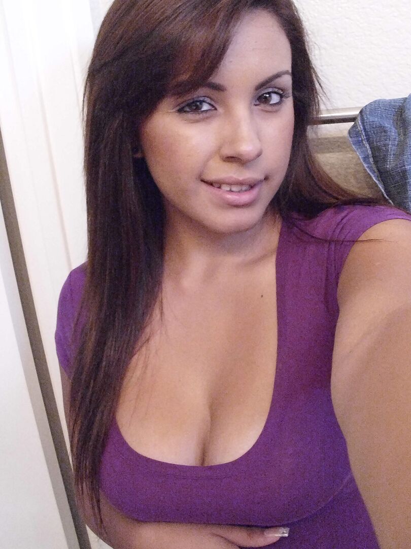 16P La chica sola Jeanette se toma selfies en el espejo de sus grandes tetas naturales