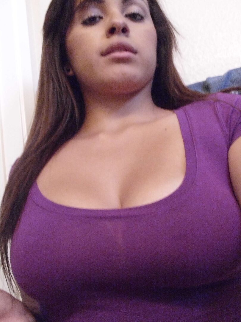 16P La chica sola Jeanette se toma selfies en el espejo de sus grandes tetas naturales