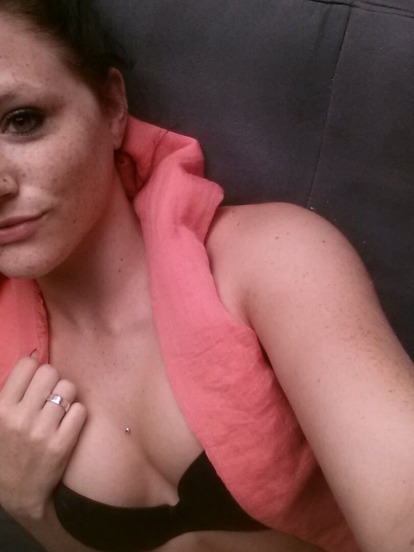 12P Selfies de pecas amateur mostrando las tetas de una adolescente caliente