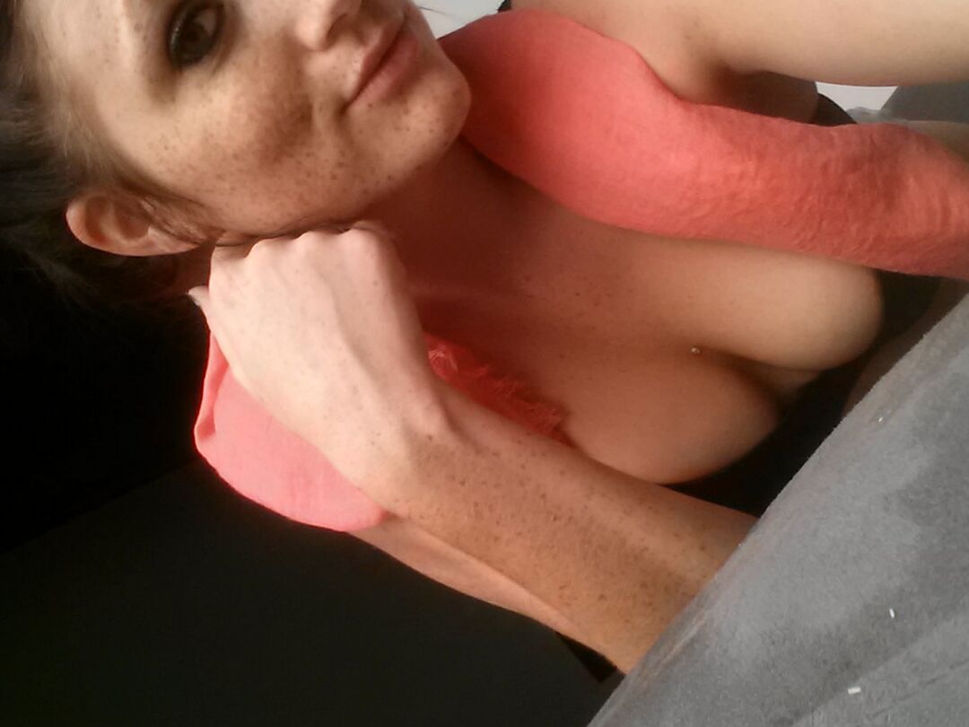 12P Selfies de pecas amateur mostrando las tetas de una adolescente caliente