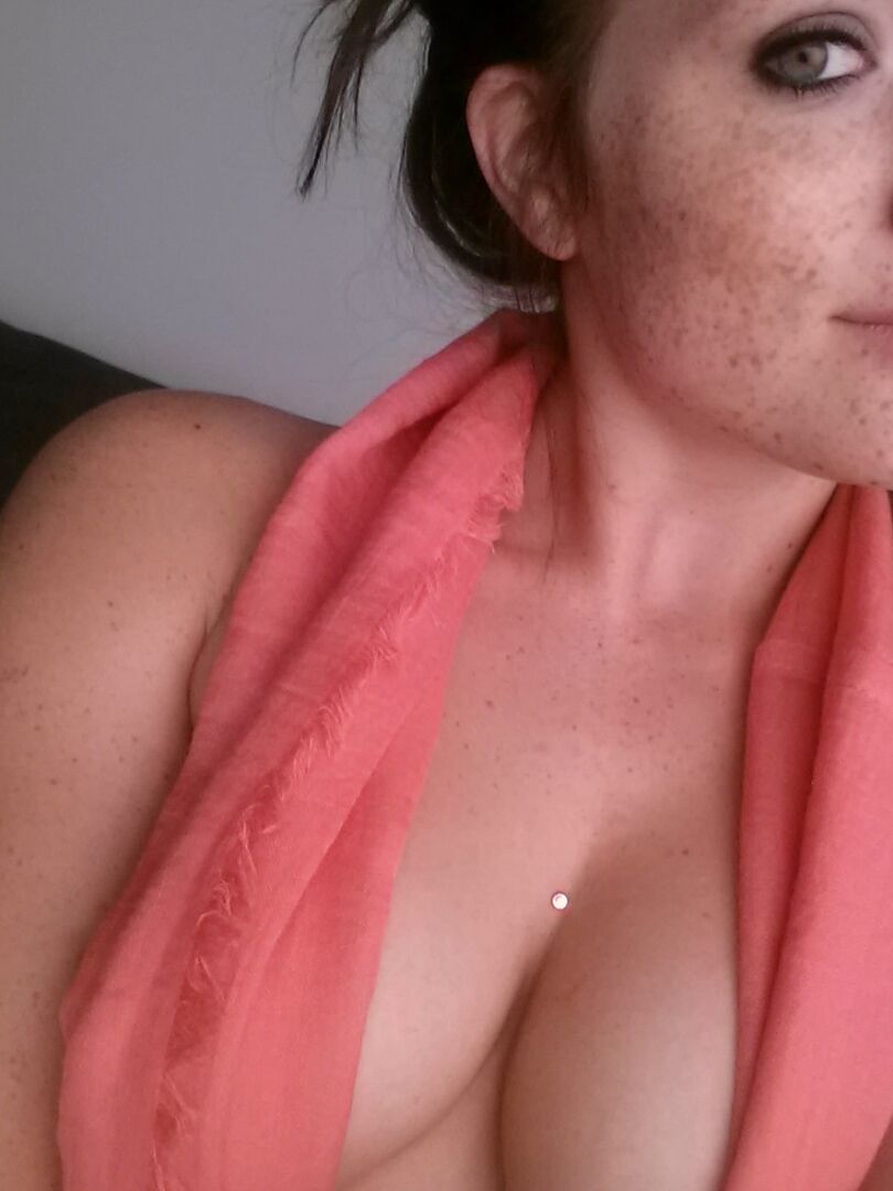 12P Selfies de pecas amateur mostrando las tetas de una adolescente caliente