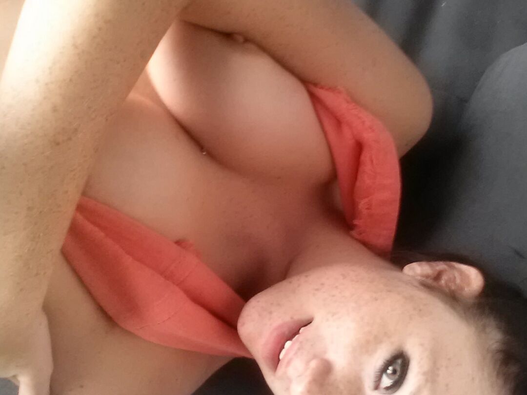 12P Selfies de pecas amateur mostrando las tetas de una adolescente caliente