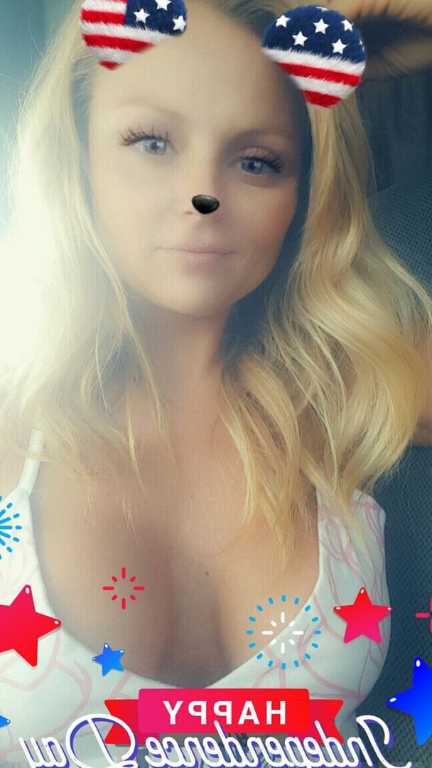 15P Loira MILF Madden compra sua selfie de topless com orelhas e nariz bobos