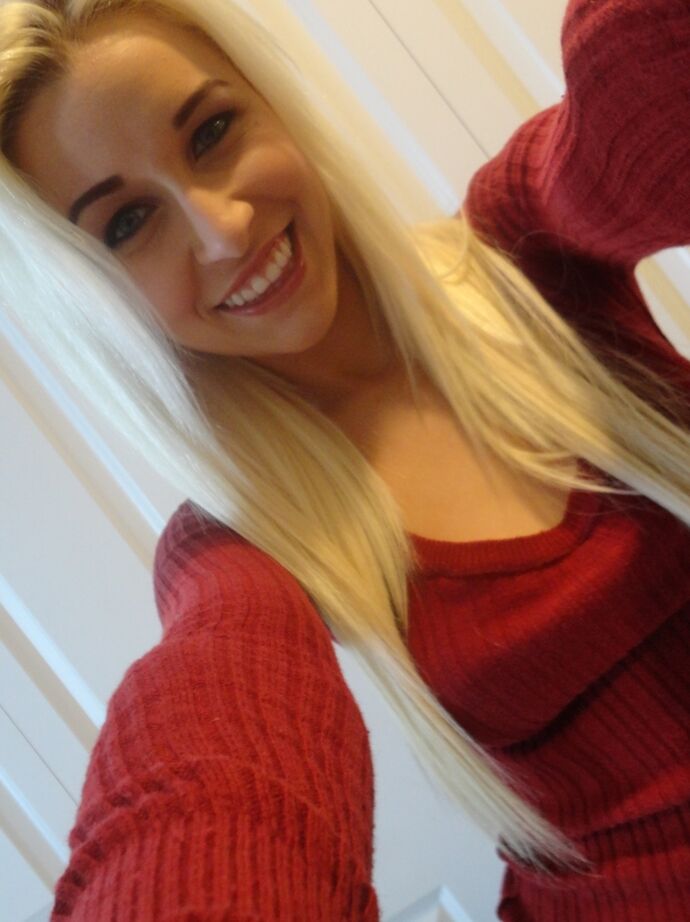 16P A adolescente loira gostosa Stevie Shae tira selfies de seus seios firmes no espelho