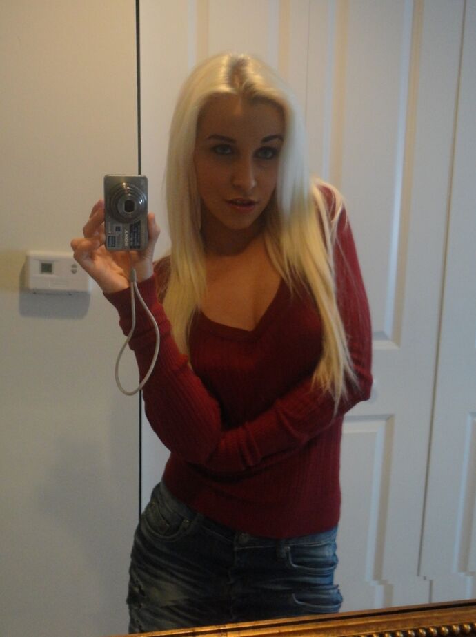 16P A adolescente loira gostosa Stevie Shae tira selfies de seus seios firmes no espelho