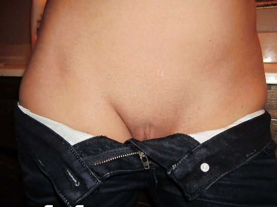 16P Petite amie aux gros seins enlève son soutien-gorge et sa culotte roses et joue en solo