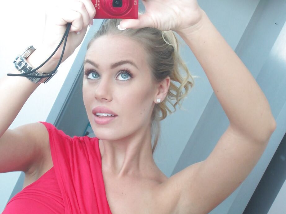 16P La novia de grandes tetas Nicole Aniston se hace algunas fotos desnuda